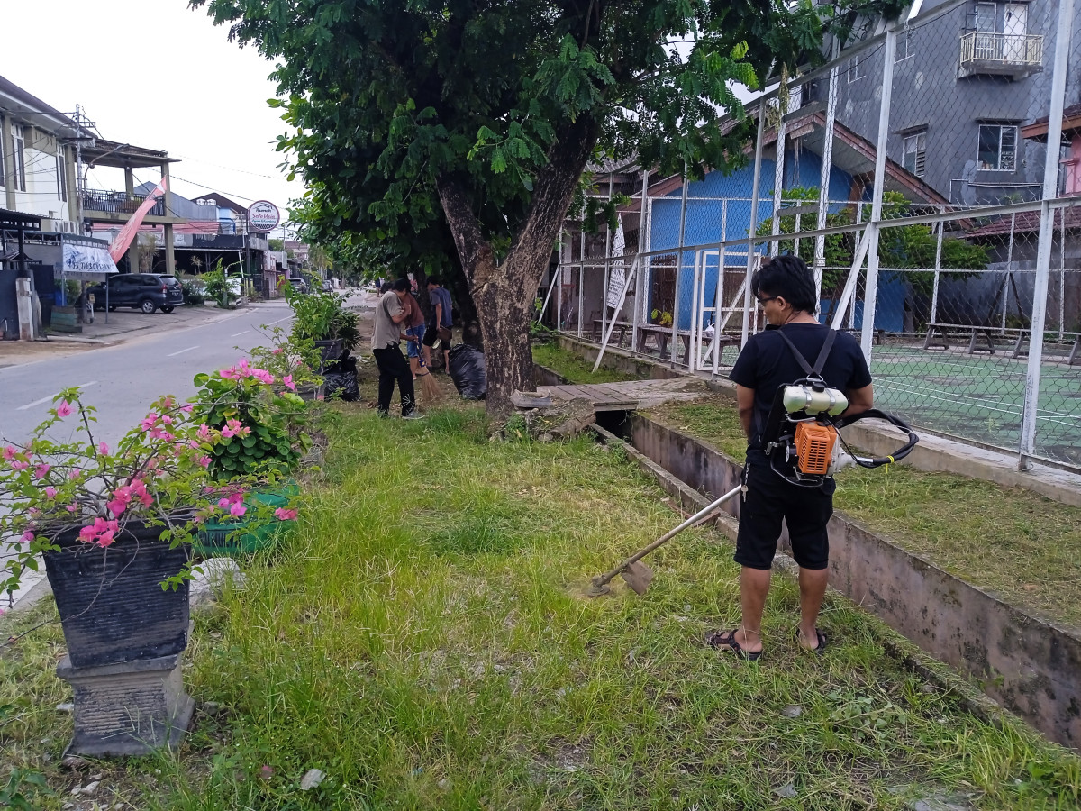 Membersihkan lap. Bulu tangkis dan posyandujln anglkung