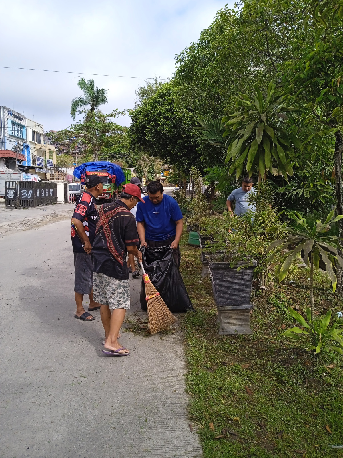 Kerja bakti di lingkungan. Jln kecapi