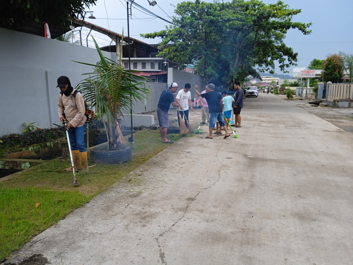 Pembersihan dan Pemotongan Rumput Bahu Jalan Kulintang dan Jalan Seruling