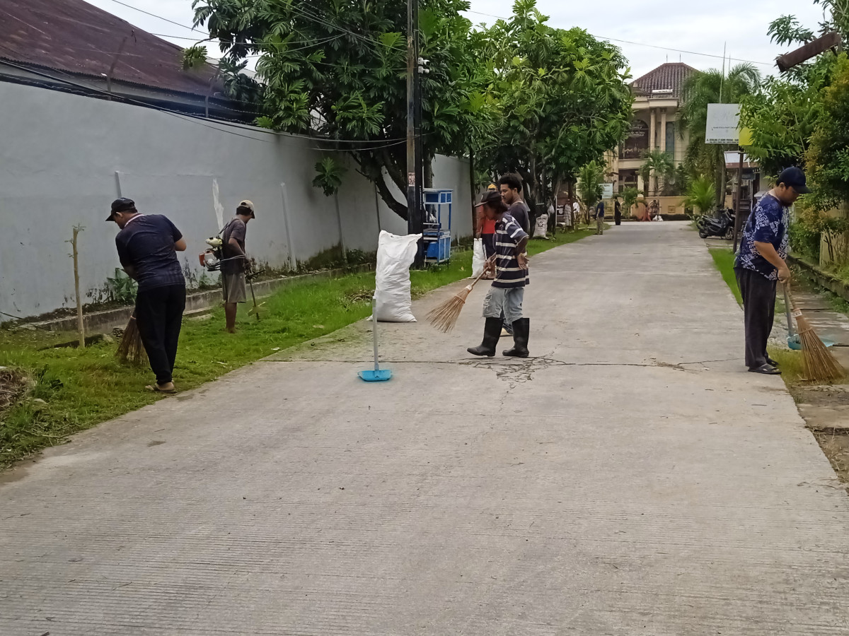 Pemotongan rumput dan pembersihan parit jl. Kulintang dan jl. Seruling