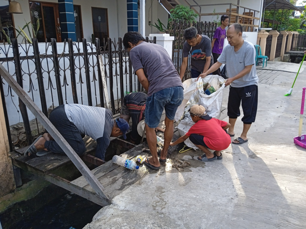 Pemotongan rumput dan pembersihan potongan pohon