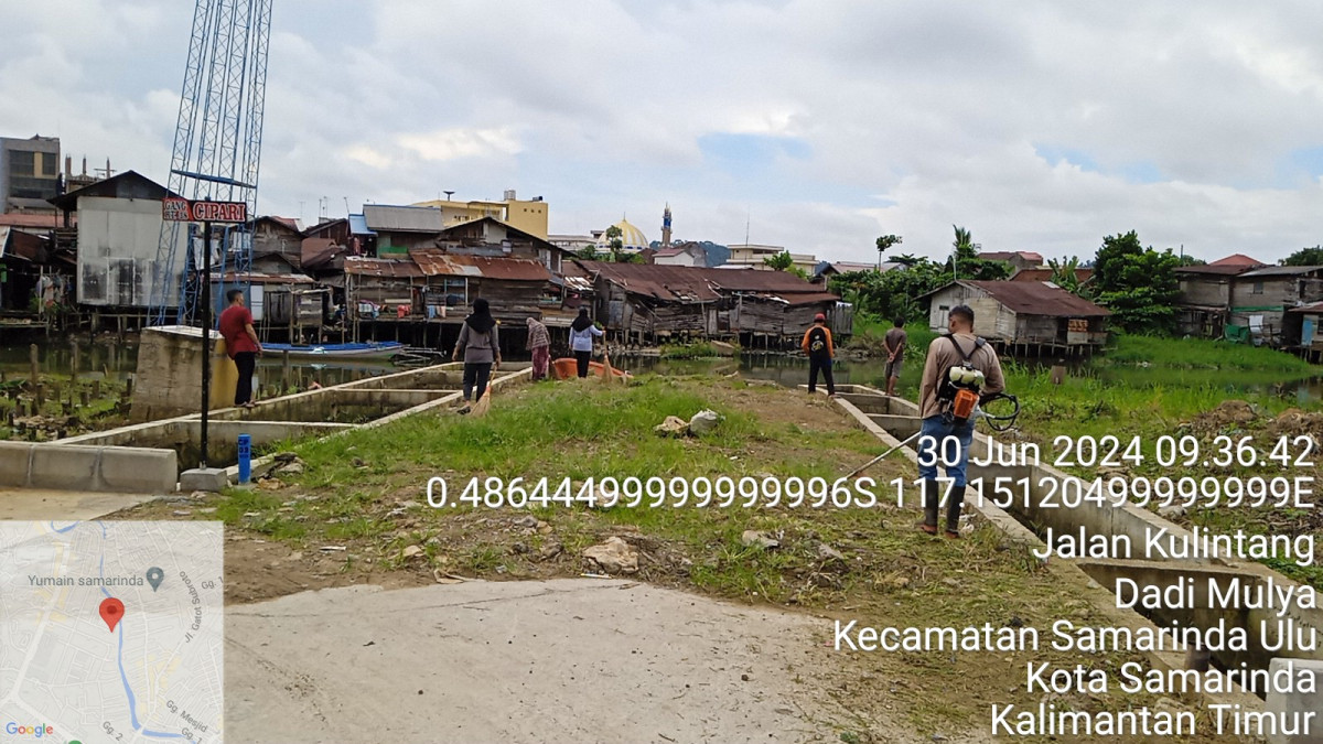 Pemotongan rumput jl. Kulintang dan jl. Seruling