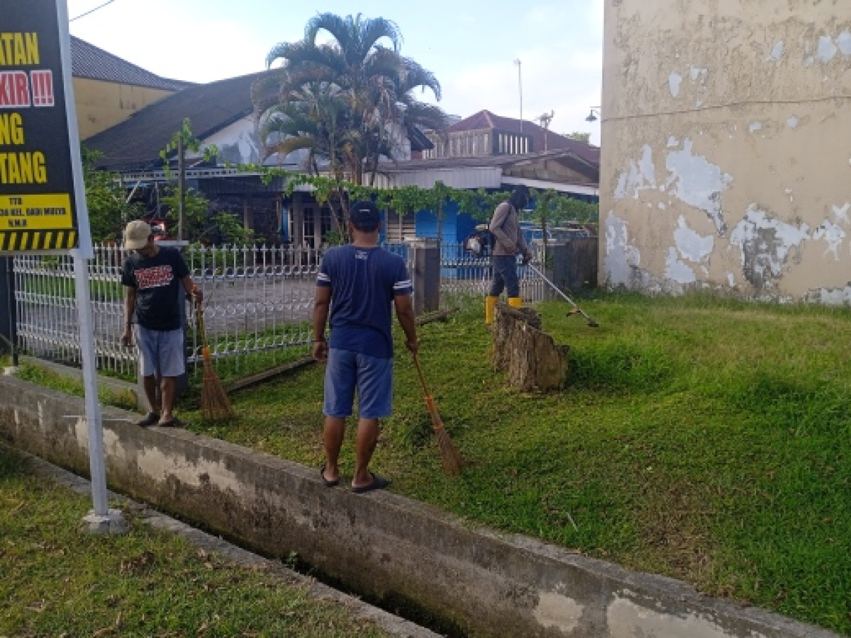 Pembersihan dan pemotongan rumput bahu jalan kulintang dan jalan setuling