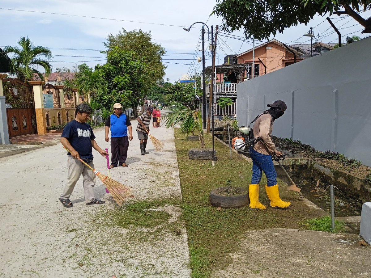 Pembersihan dan pemotongan rumput jl. Kulintang dan jl. Seruling