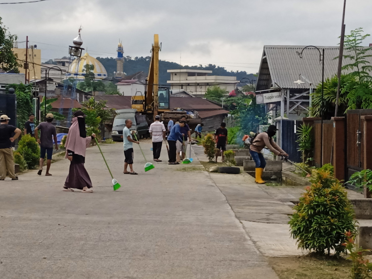 Pembersihan dan pemotongan rumput bahu jalan kulintang dan jalan seruling