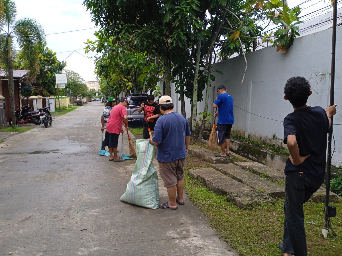 Pemotongan rumput bahu jalan di Jl. Kulintang dan jl. Seruling