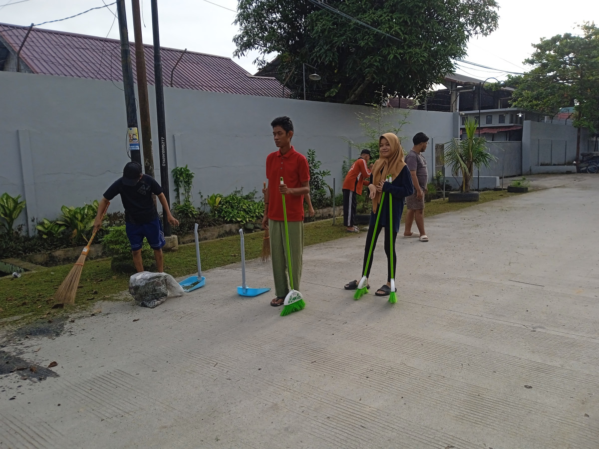 Pembersihan dan pemotongan rumput bahu jalan di jalan kulintang dan jalan seruling