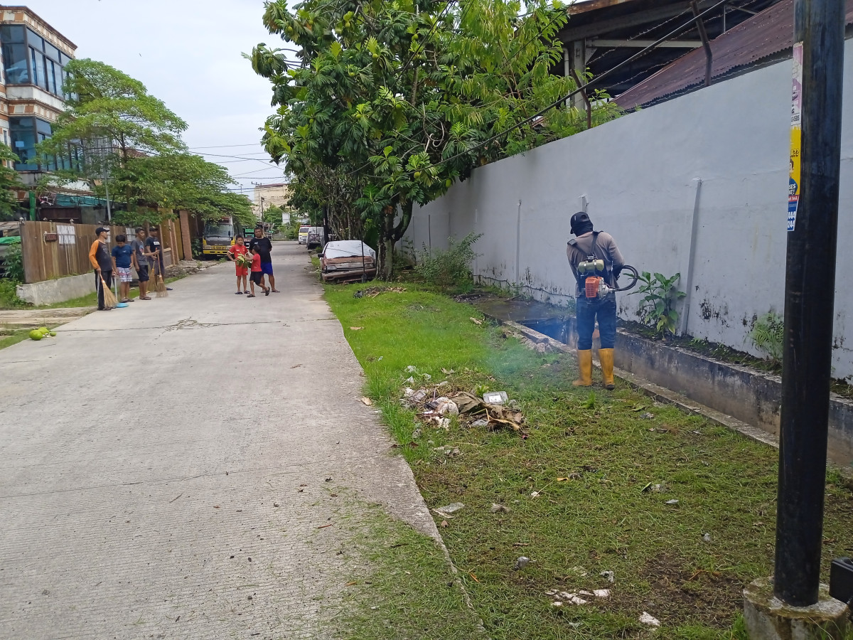 Pembersihan dan pemotongan rumput bahu jalan kulintang dan jalan seruling