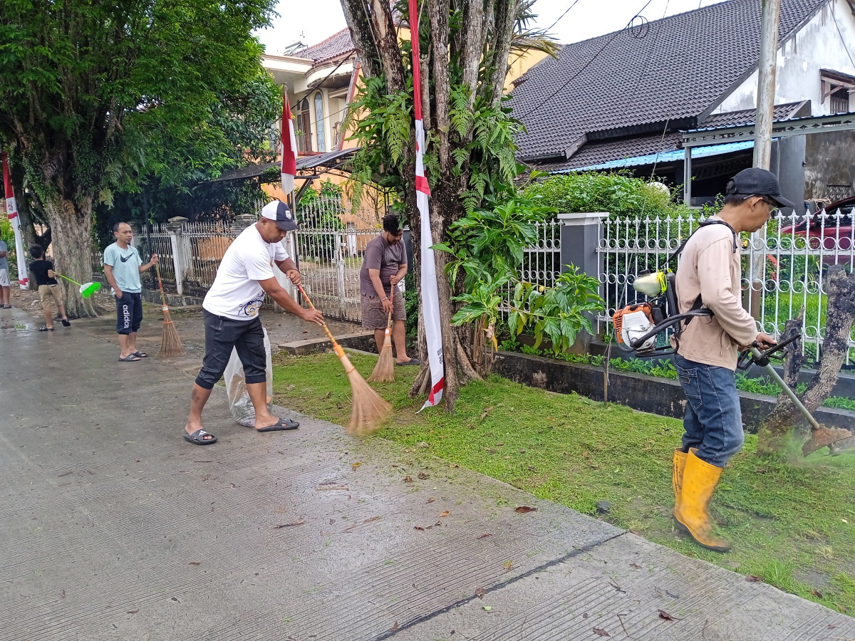 Pembersihan dan pemotongan rumput bahu jalan kulintang dan jalan seruling