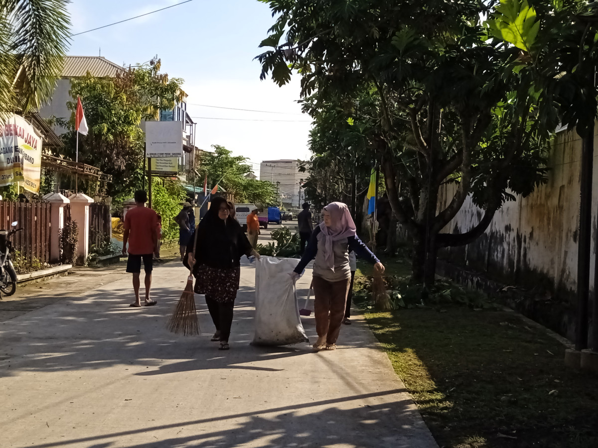 Pemotongan Rumput dan pemotongan dahan pohon sukun