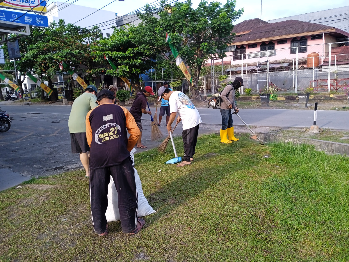 Pembersihan dan pemotongan rumput jl. Kulintang dan jl. Seruling