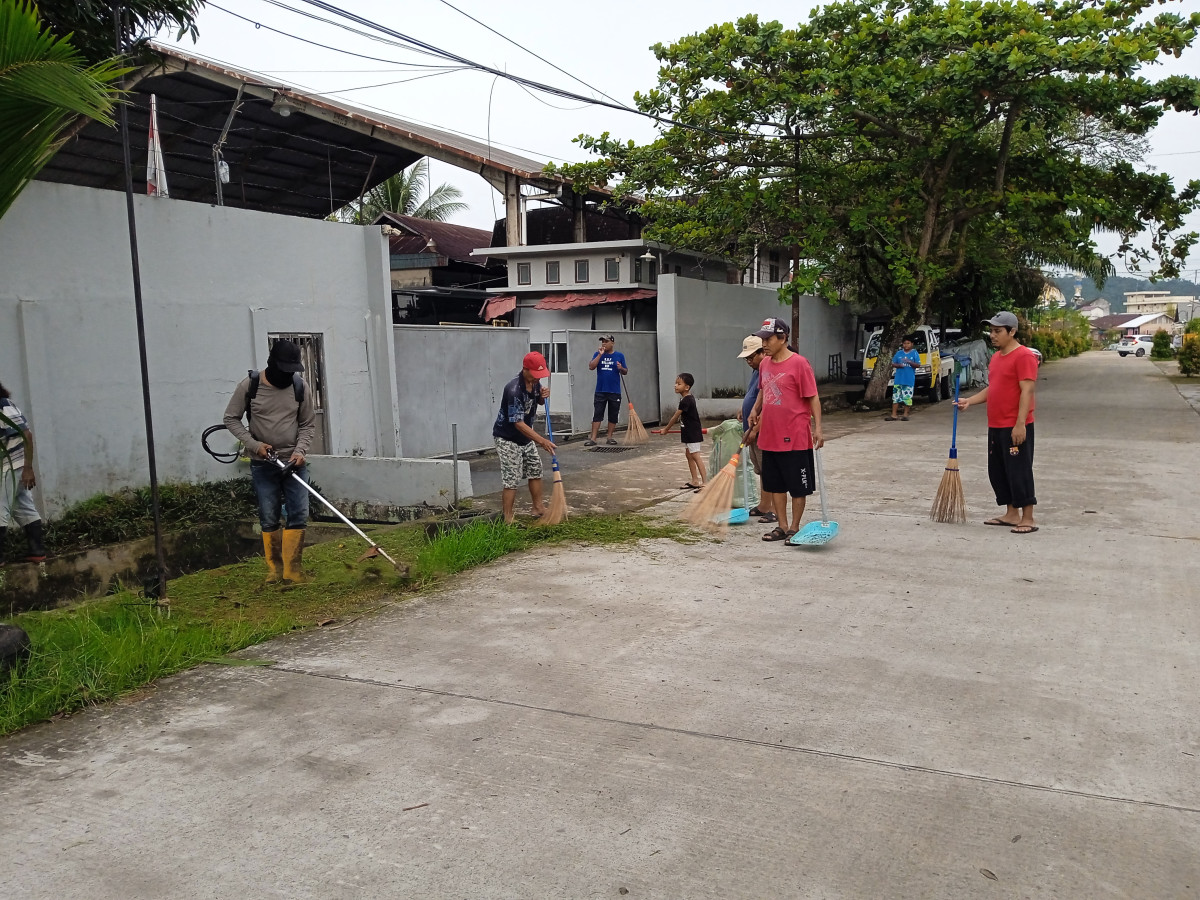 Pembersihan dan pemotongan rumput bahu jalan kulintang dan jalan seruling