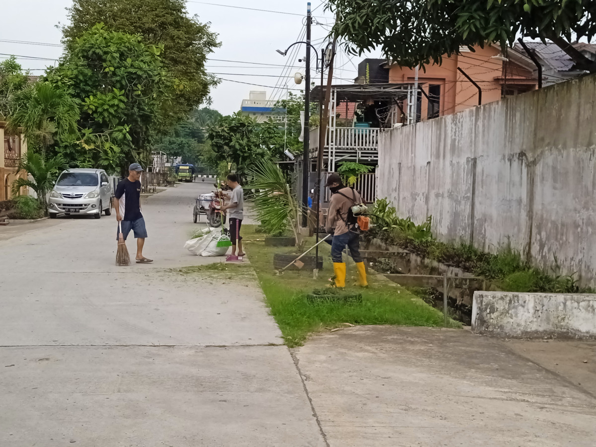Pembersihan dan pemotongan rumput jl. Kulintang dan jl. Seruling