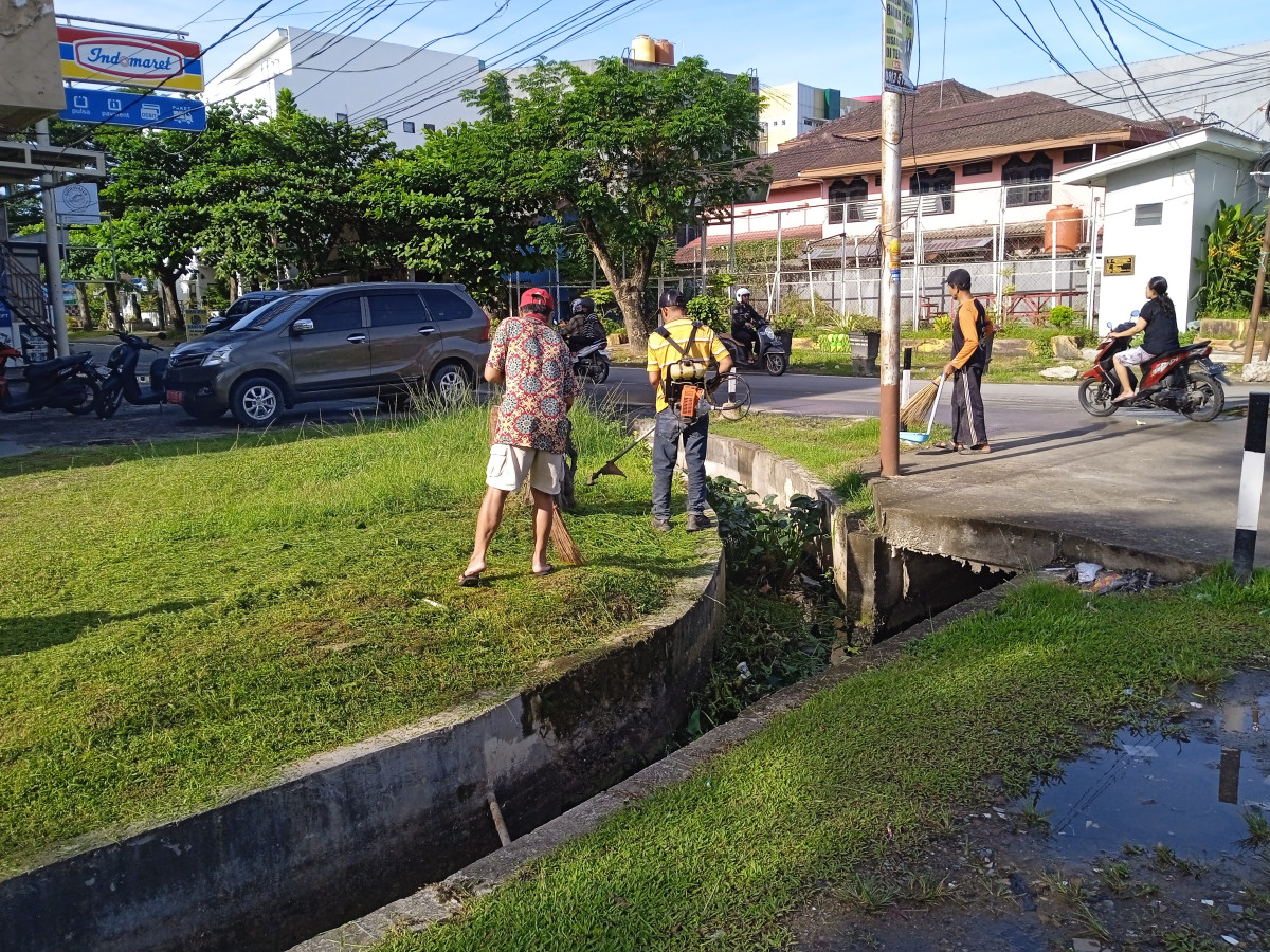 Pembersihan dan pemotongan rumput bahu jalan, di jalan kulintang dan jalan seruling
