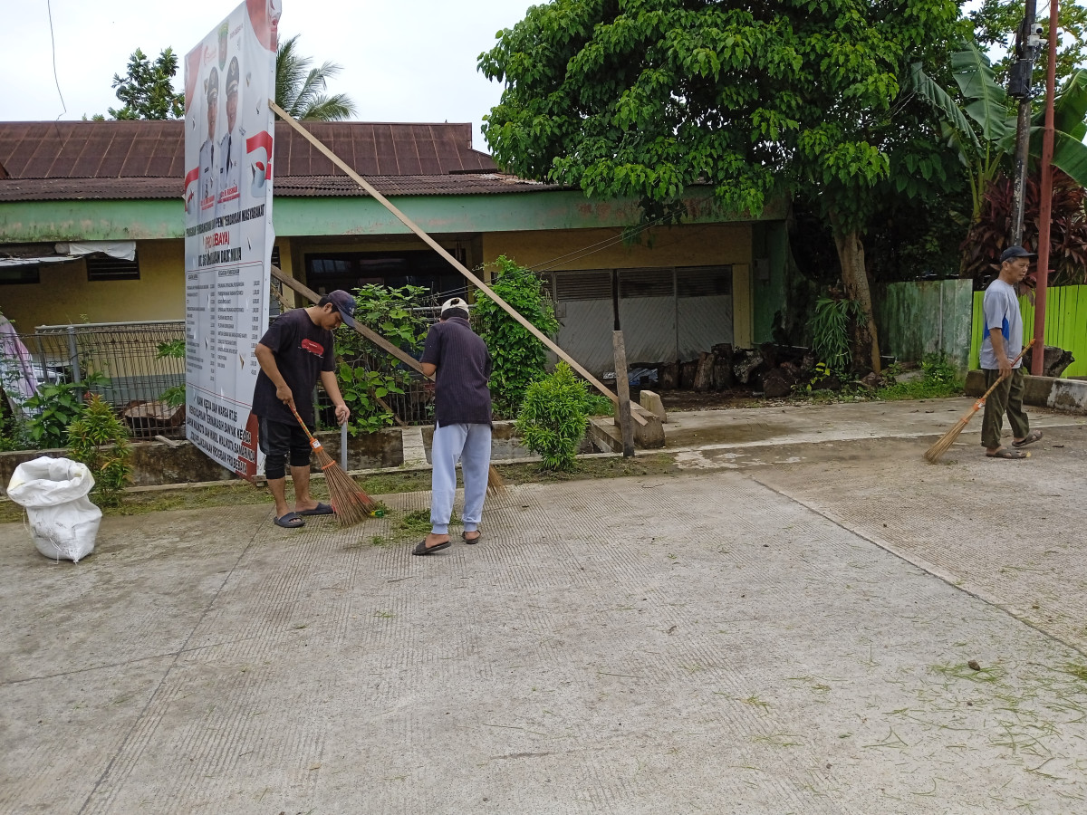Pembersihan dan pemotongan rumput jl. Kulintang dan jl. Seruling