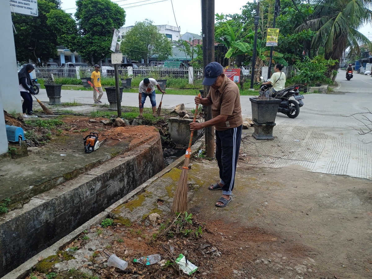 Gitong royong dan pemangkasan pohon fepan sekretariat lpm & fkpm kel. Dadimulya