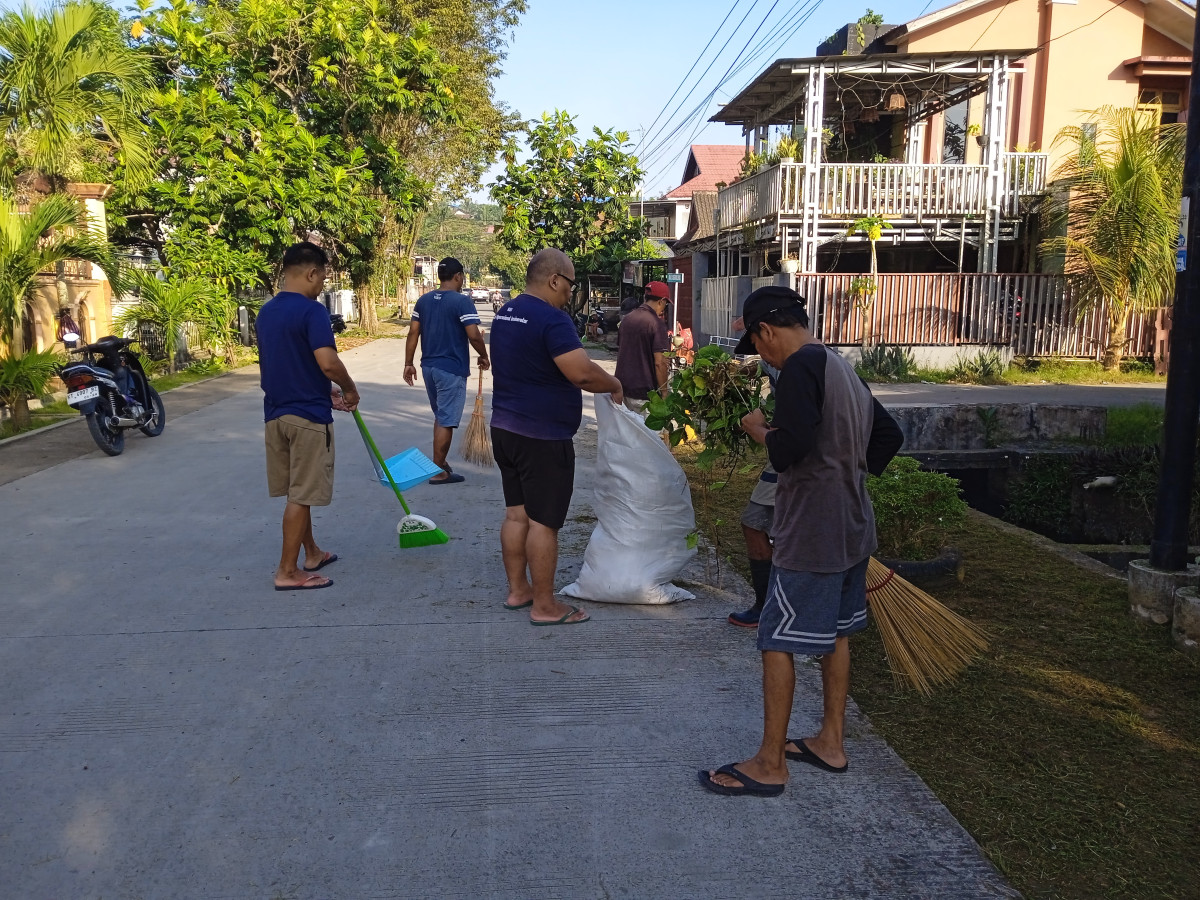 Pembersihan parit dan pemotongan rumput bahu jalan di jalan kulintang dan jalan seruling