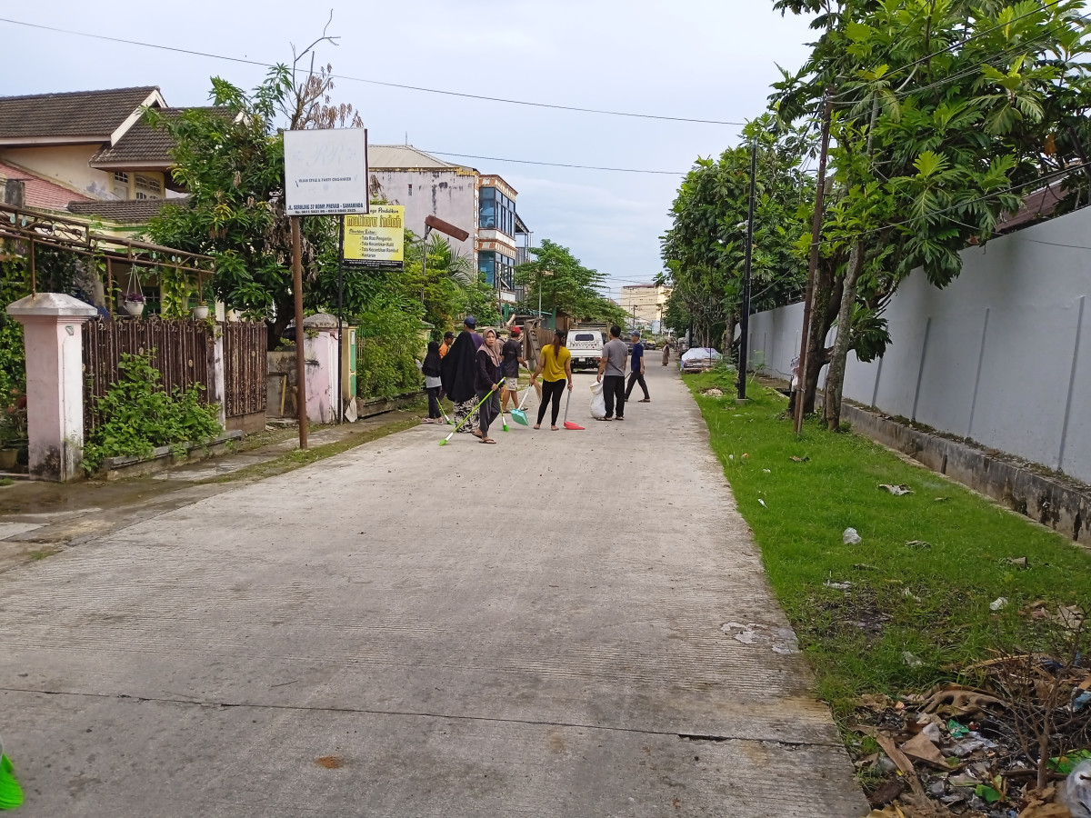 Pembersihan dan pemotongan rumput jln kulintang dan jln. Seruling