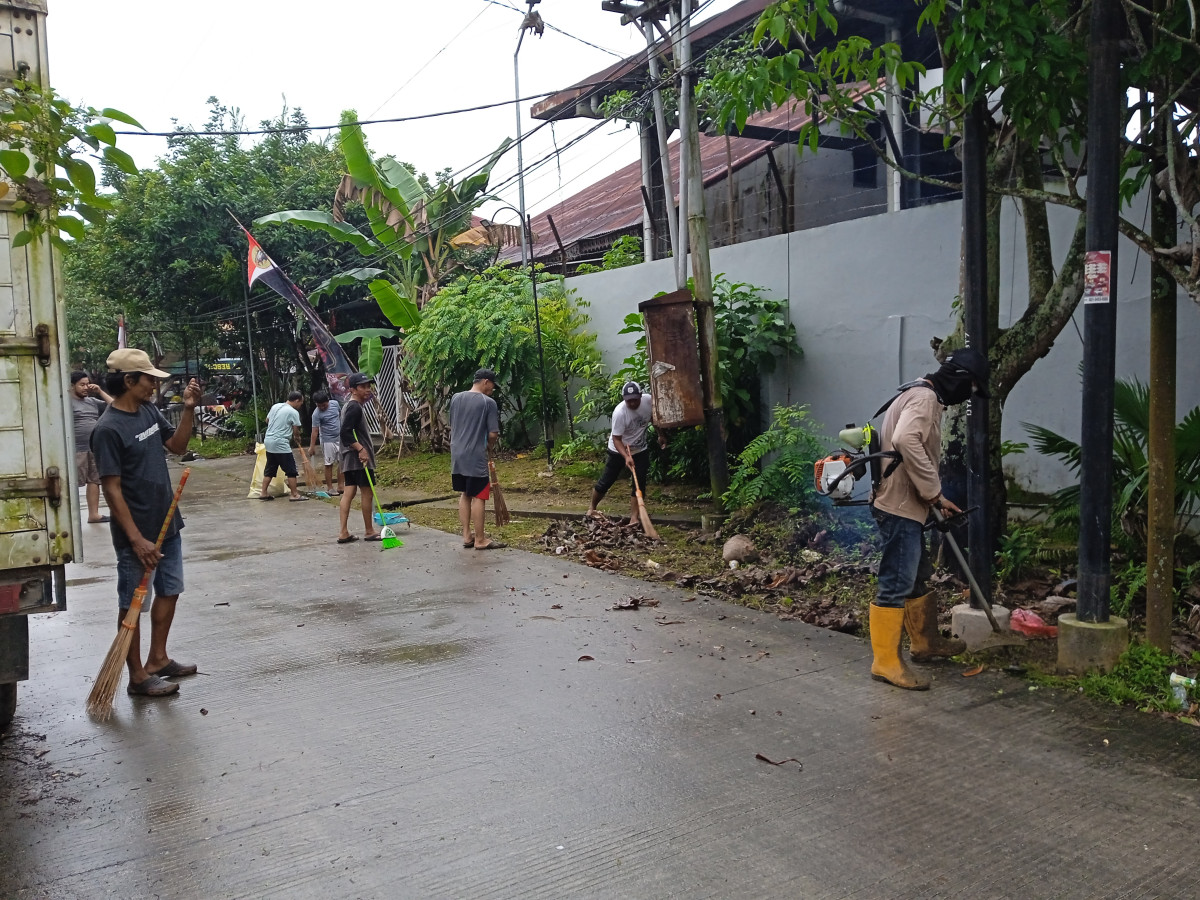 Pembersihan dan pemotongan rumput jl. Kulintang dan jl. Seruling