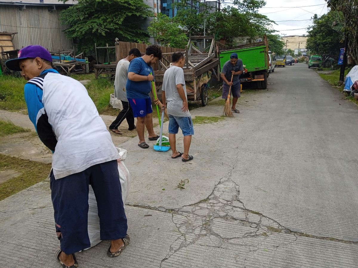 Pembersihan dan pemotongan rumput bahu jalan