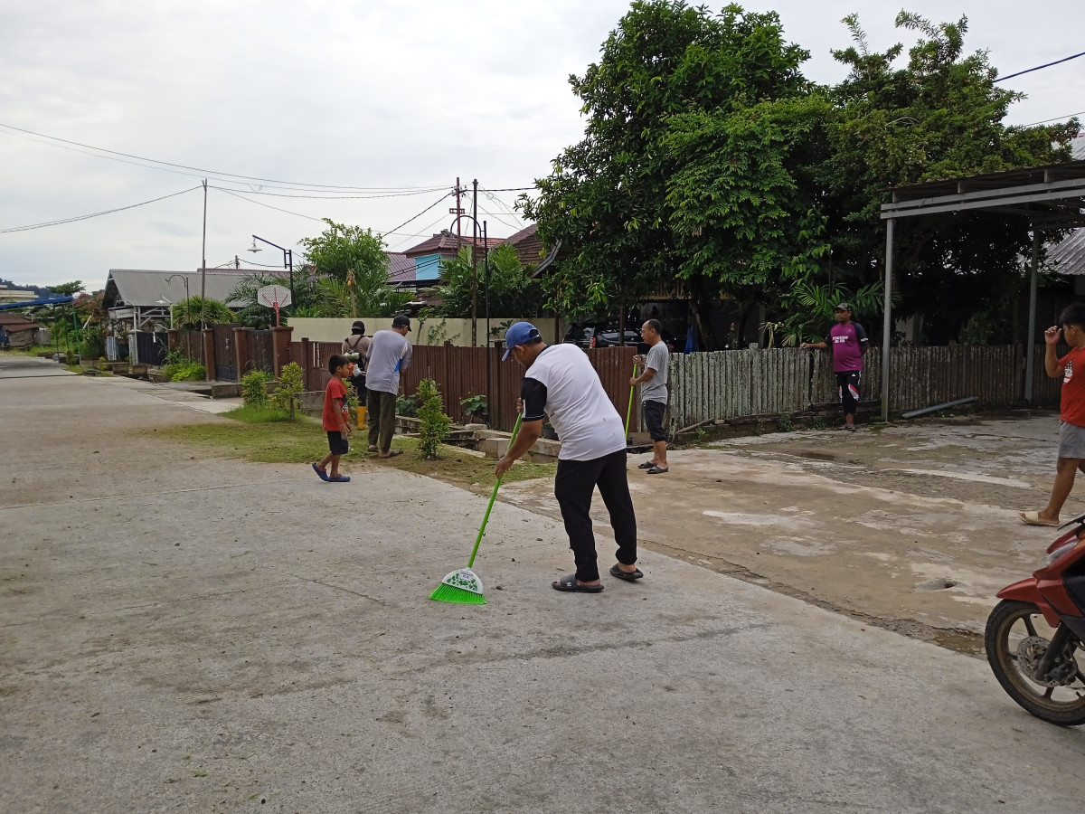 Pemotongan rumput dan pembersihan jln. Kulintang dan jln. Seruling