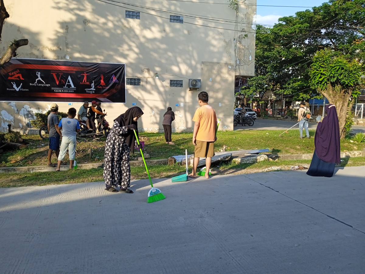 Pemotongan rumput jl. Kulintang & jl. Seruling