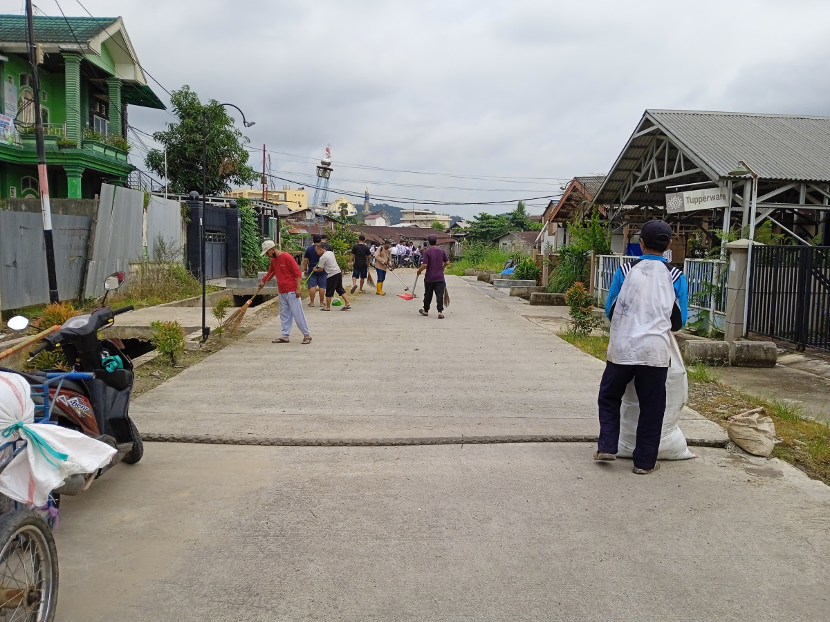 Pembersihan dan pemotongan rumput bahu jalan kulintang dan jlan seruling