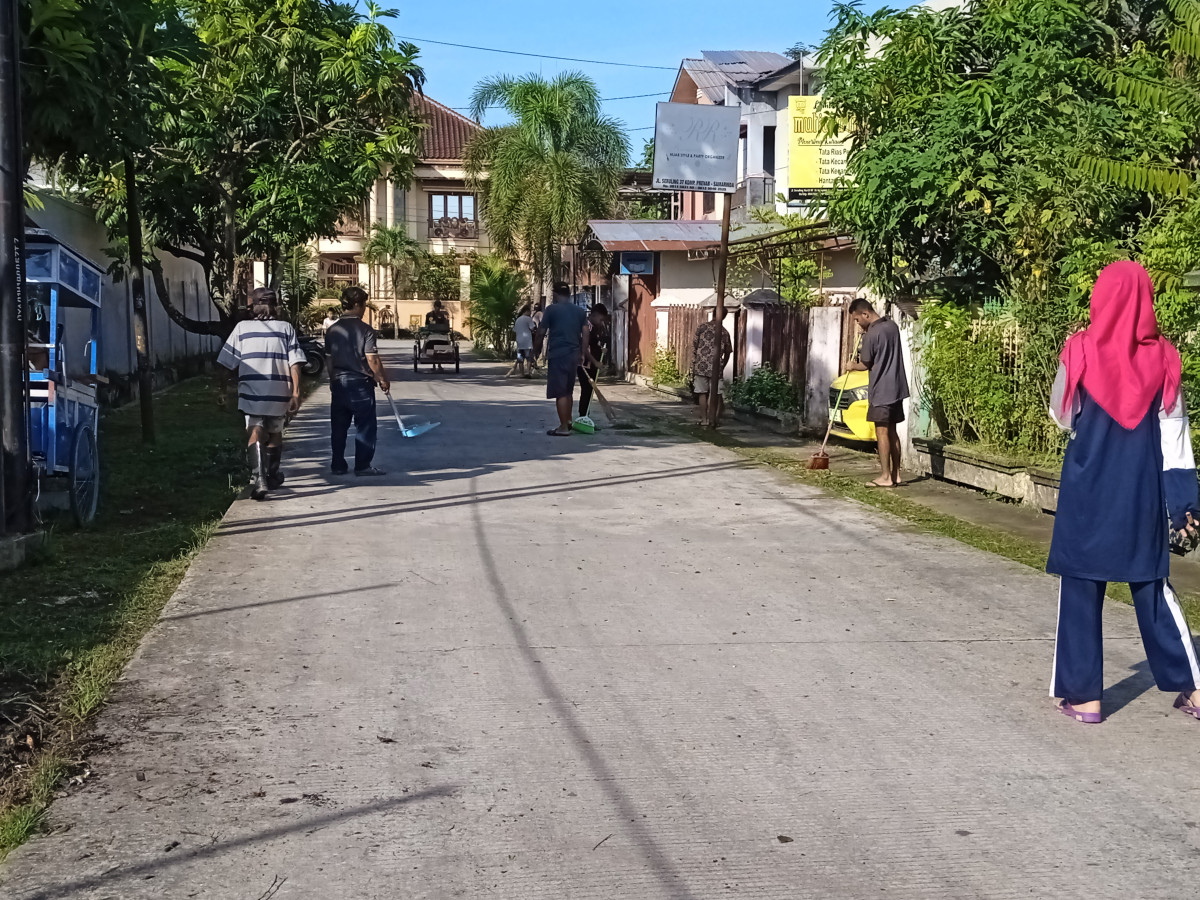 Pembersihan dan Pemotongan rumput bahu jalan kulintang dan jalan seruling
