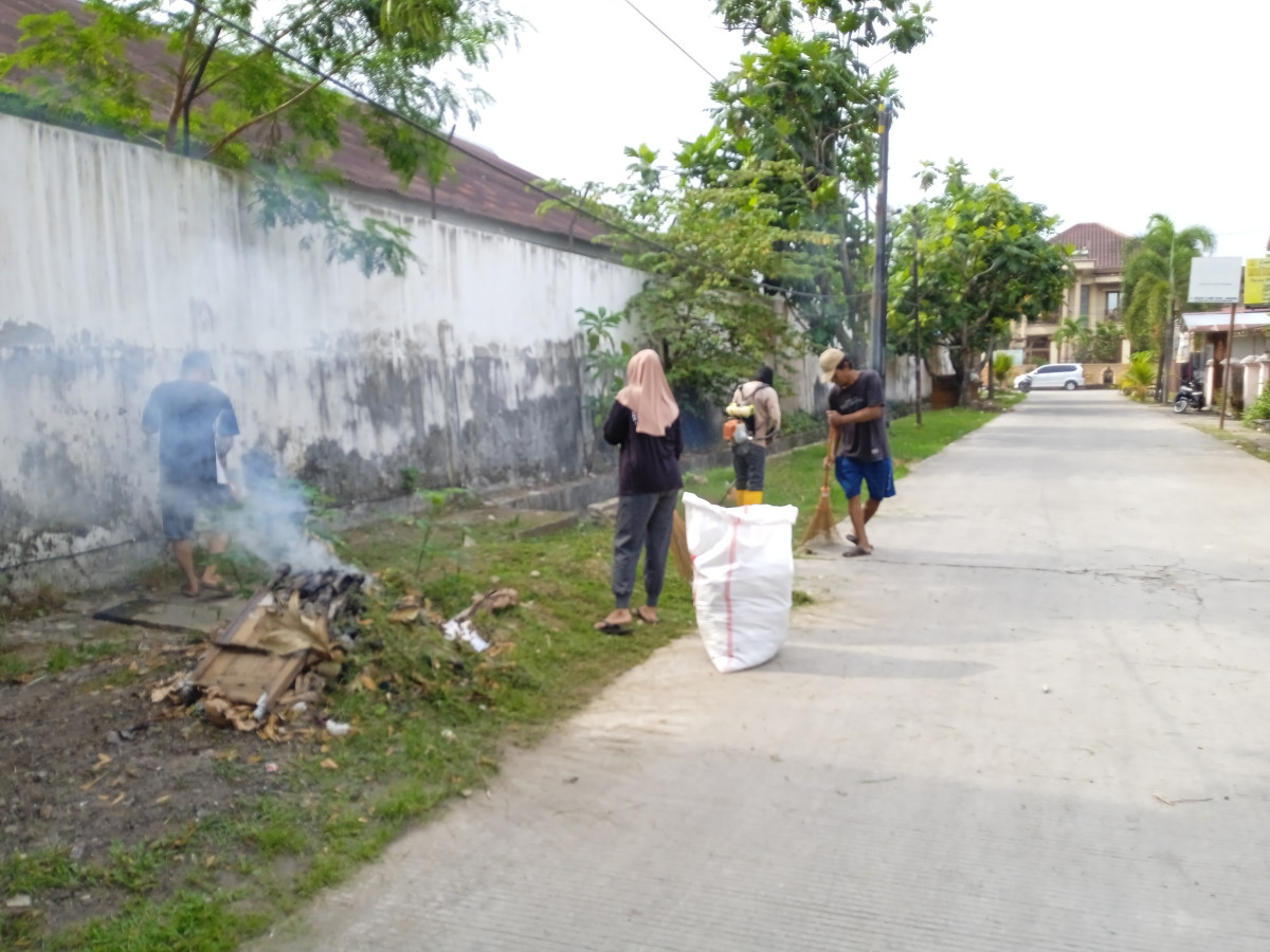 Pembersihan dan pemotongan rumput