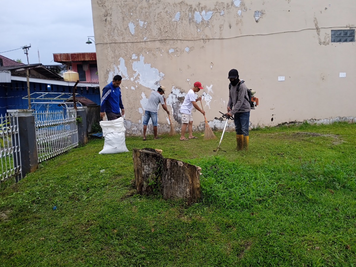 Pembersihan dan pemotongan rumput bahu jalan