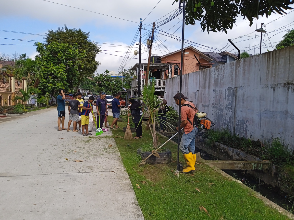 Pembersihan dan pemotongan rumput jl. Kulintang dan jl. Seruling