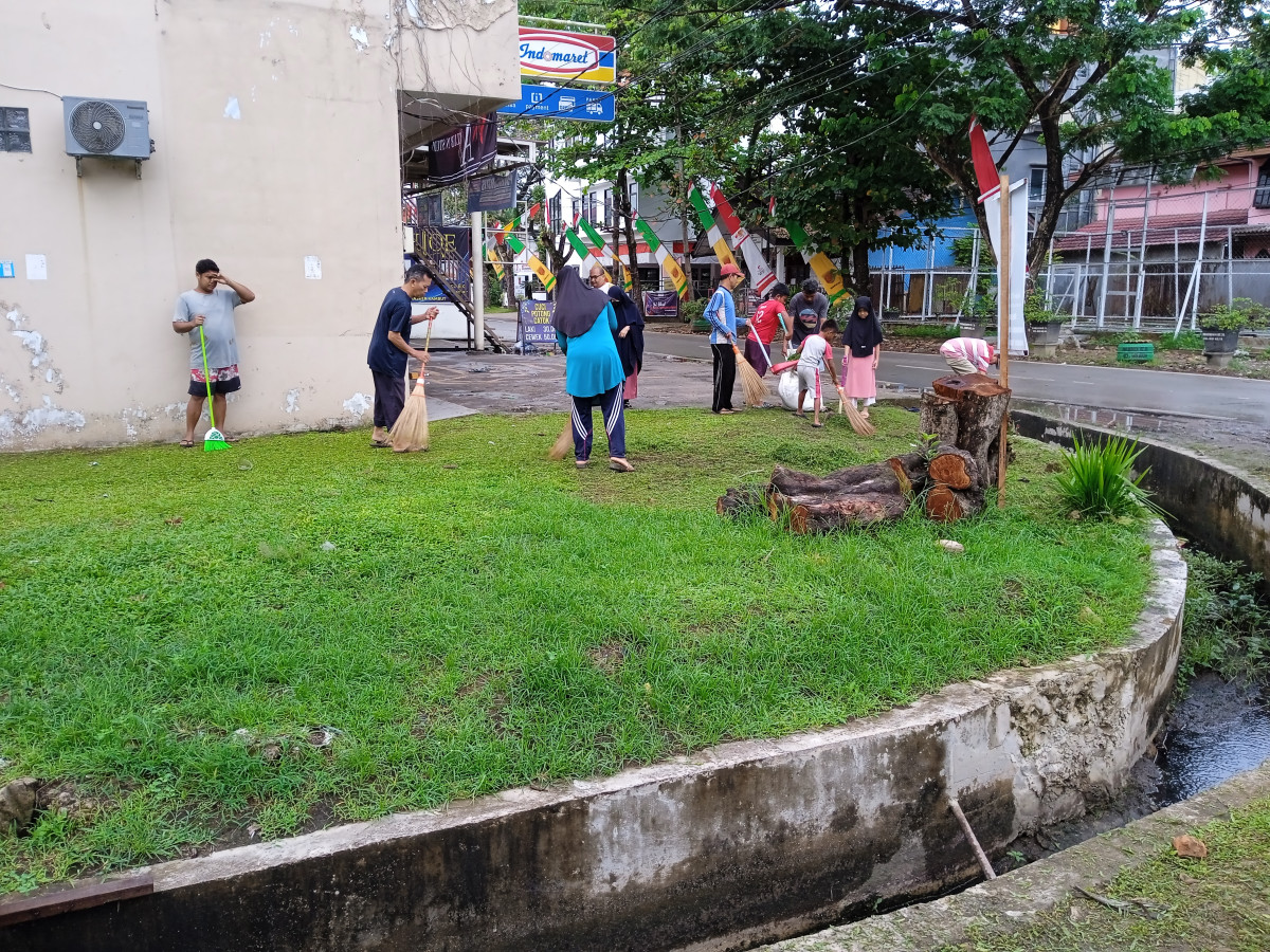 Pemotongan rumput di Jl. Kulintang dan Jl. Seruling
