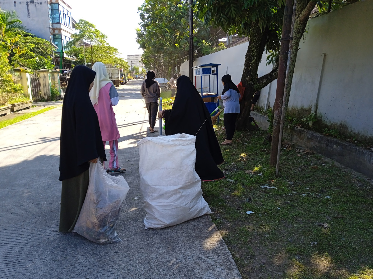 Pemotongan rumput bahu jalan di jalan kulintang dan jalan seruling