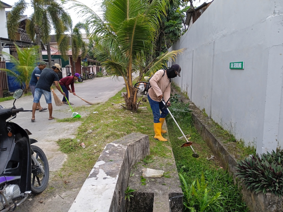 Pembersihan dan pemotongan rumput bahu jalan dj jl. Kulintang dan jl. Seruling