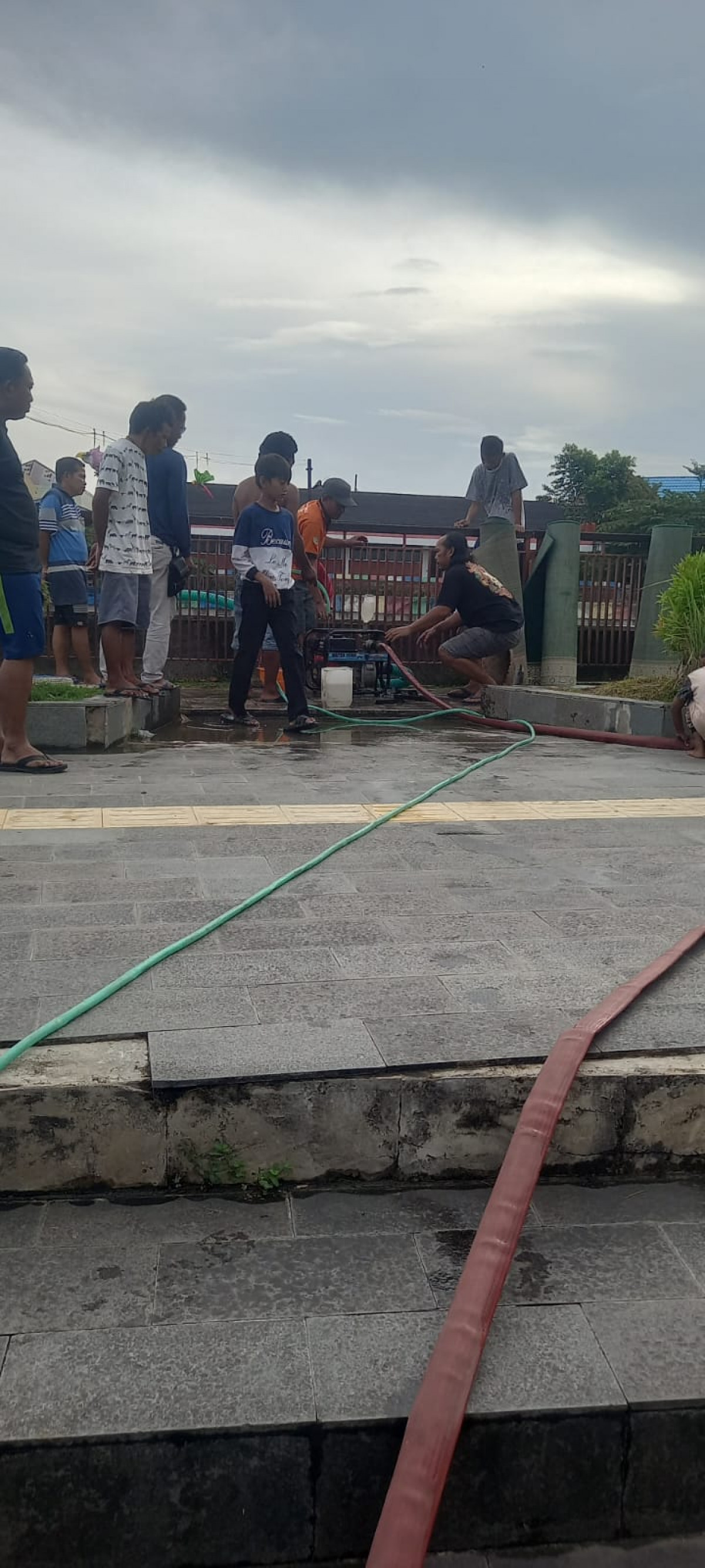 kegiatan kerja bakti sekitar langgar Al Mubarokah