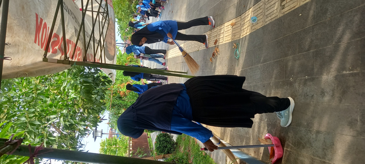 Menyapu membersihkan sampah dan daun kering sebelum sen