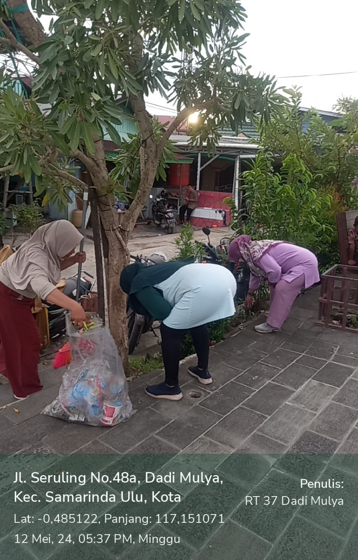 Membersihkan sampah Taman Odah Bekesah