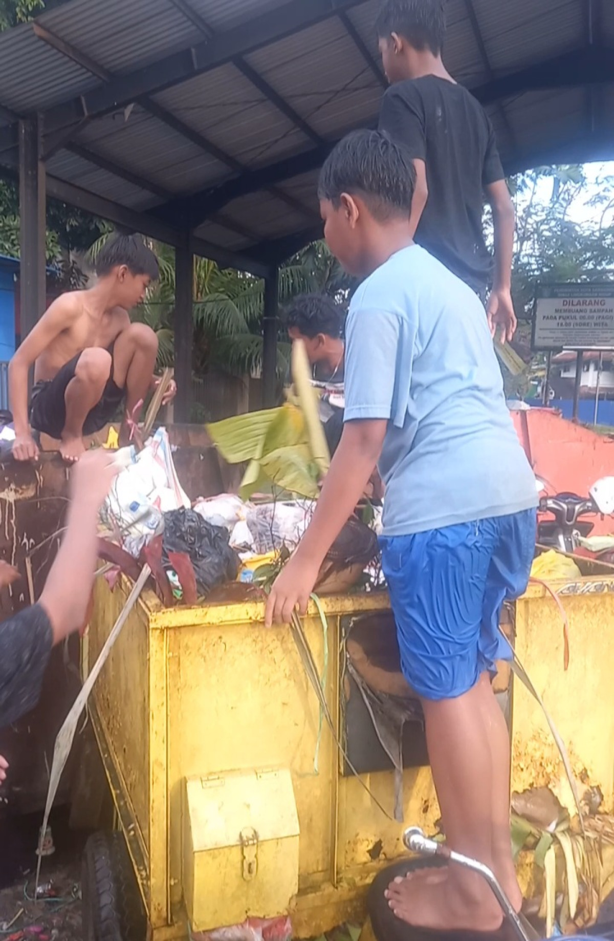 Membersihkan sampah setelah acara pernikahan
