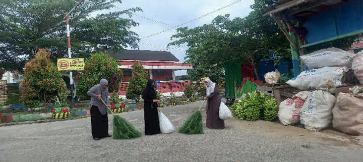 Gotong royong memangkas ranting