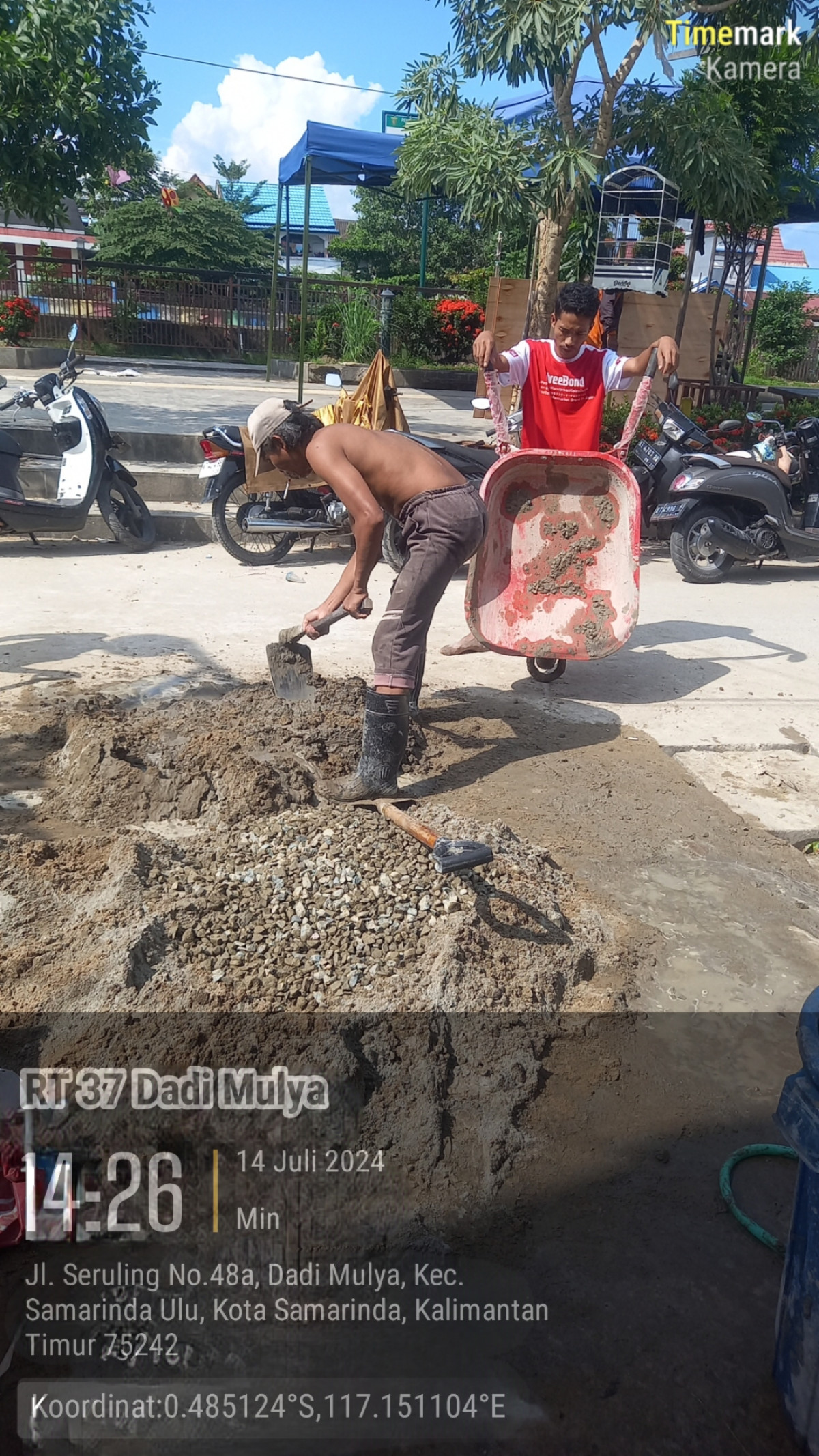 Kerja bakti merapikan batas pembuatan parit dengan rumah warga