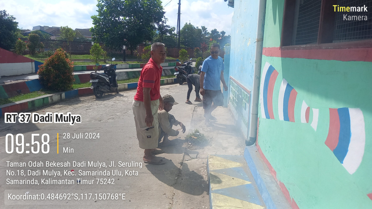 Kerja bakti memveraihkan sampah dan memberaihkan dinding pos untuk persiapan pengecetan warna warni