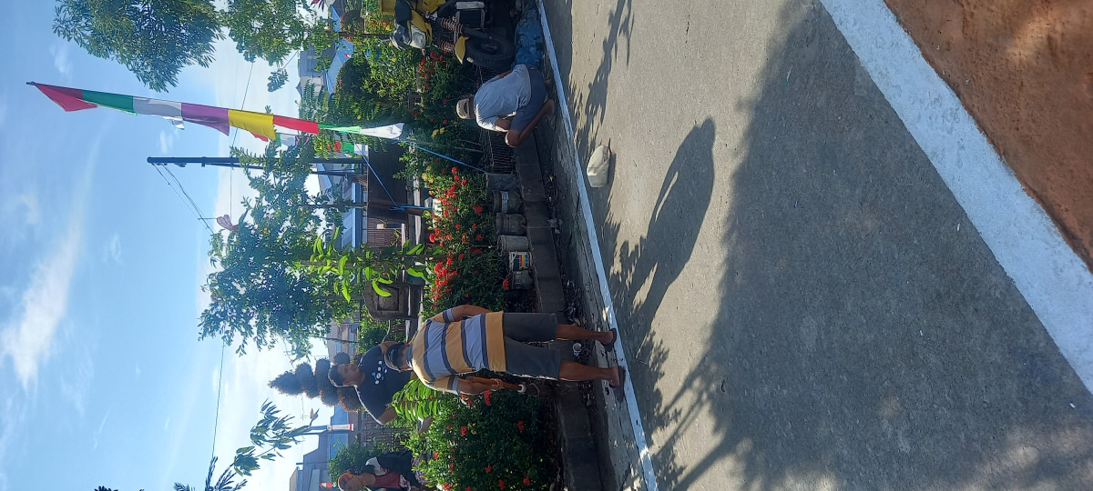 Pengecetan warna warni marka jalan dan dinding