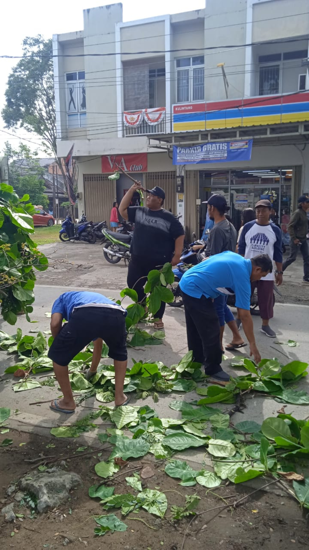 Kerja Bakti Gabungan seluruh RT Kelurahan Dadi Mulya