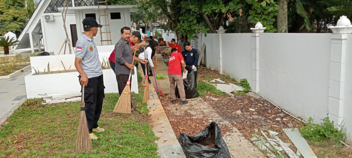 KETJA BAKTI MMEMBERSIHKAN TAMAN MAKAM PAHLAWAN
