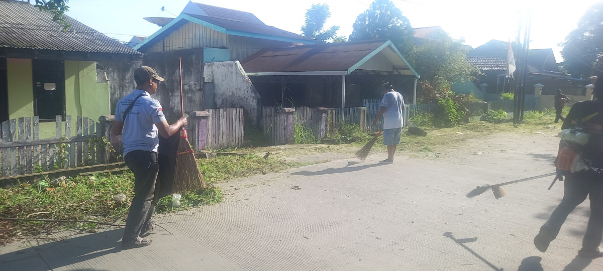 Gotong royong membersihkan sampah dan rumput sekitar parit