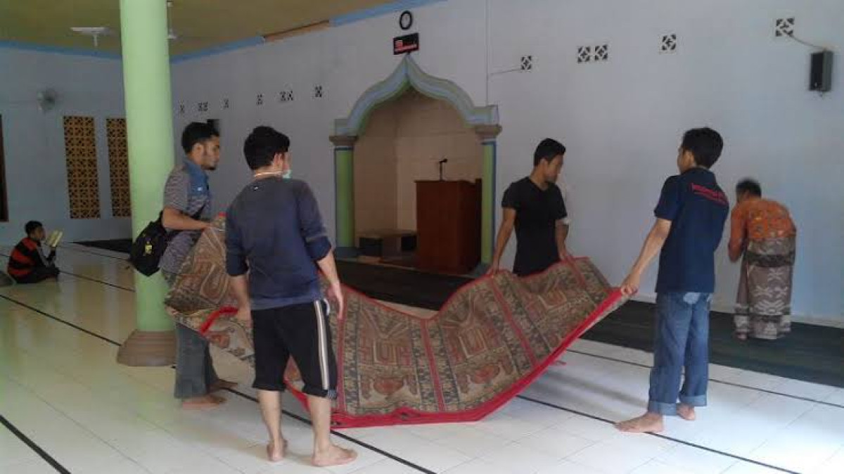 Membersihkan Langgar Al Mubarokah