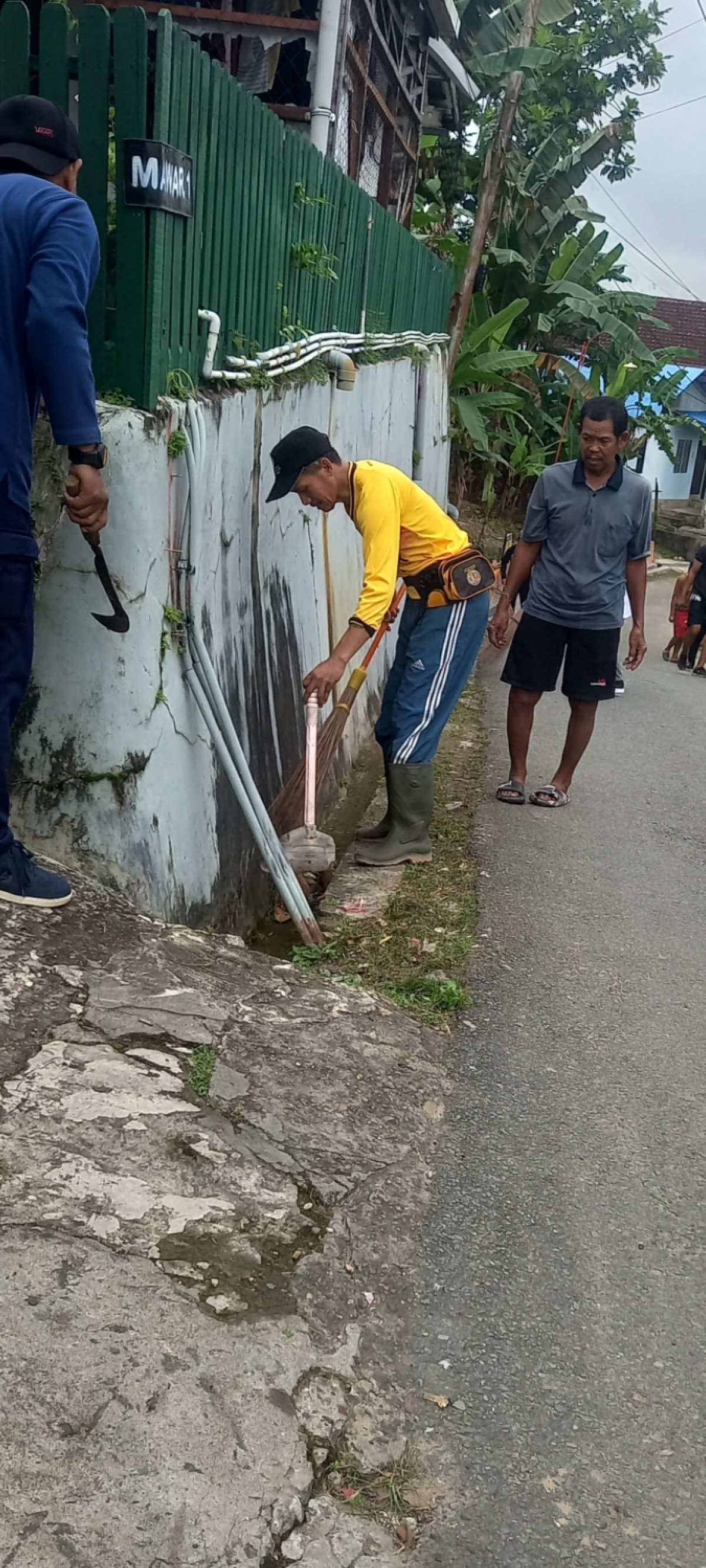 Kerja bakti membersihkan lingkungan