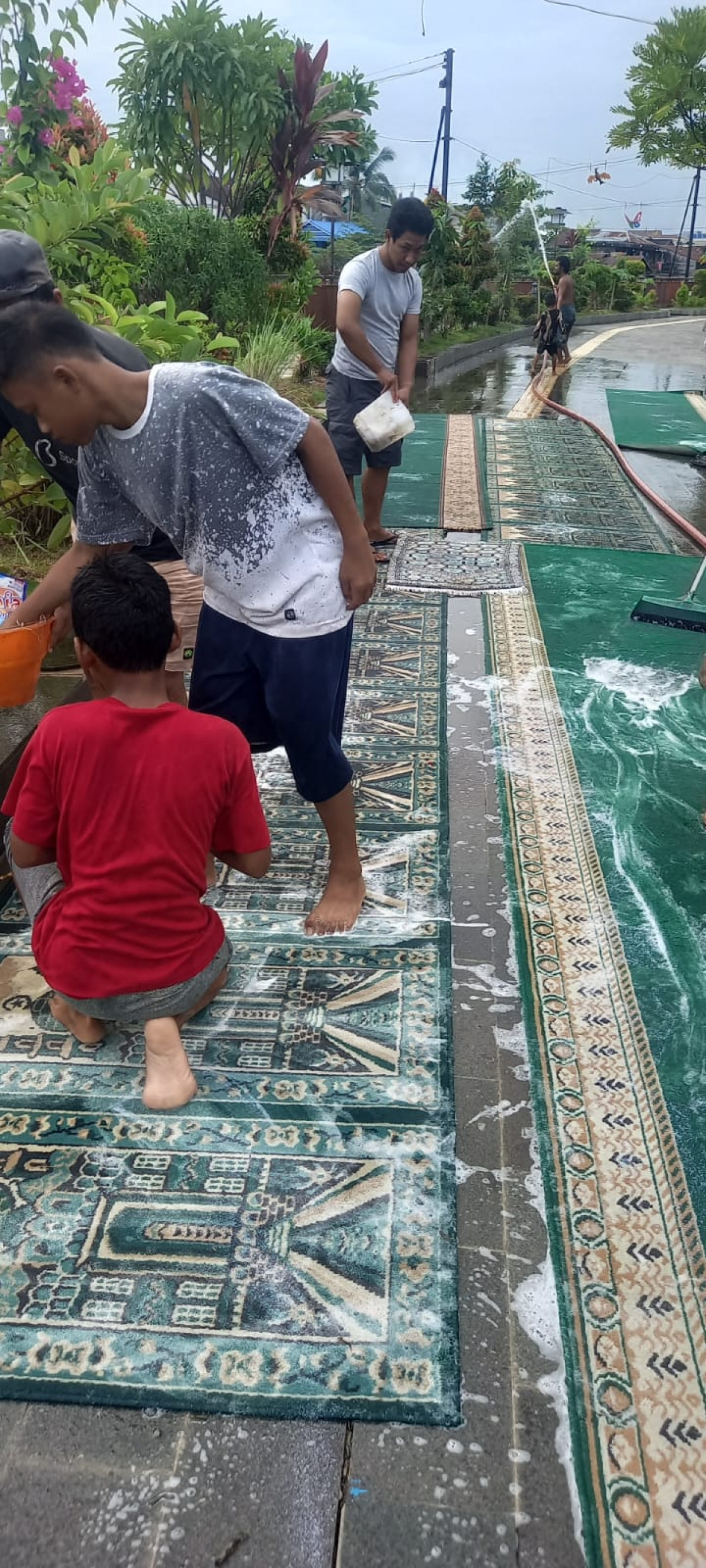 Membersihkan lingkungan langgar Al Mubarokah
