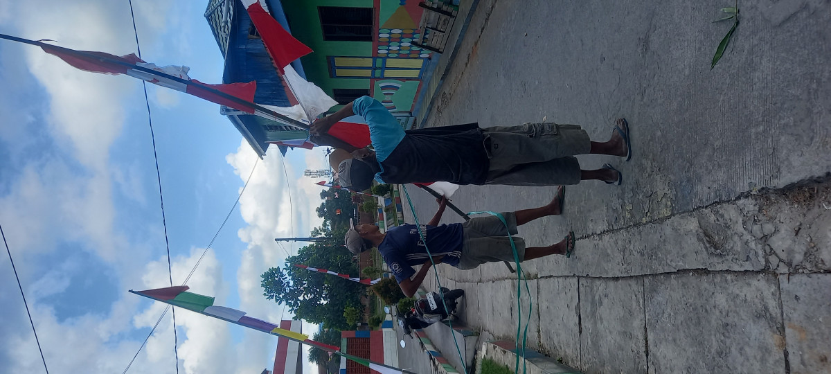 Pemasangan Bendera dan Umbul2 Menyambut HUT RI ke 79 di Lingkungan RT 37