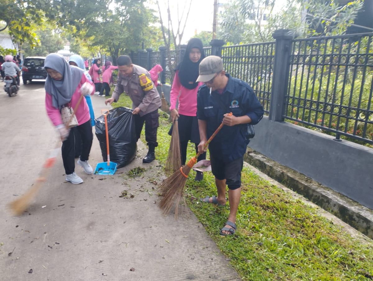 Kerja bakti gabungan RT dadi mulya Pakak dawis dan LPM dadi mulya